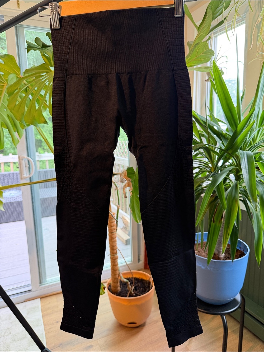 Black High-Waist Ribbed Leggings